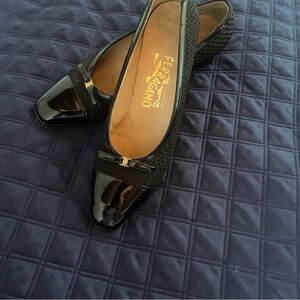 🕶️🕶️🕶️Vintage Ferragamo black pumps!